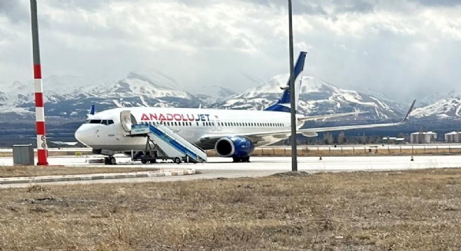 Arızalı uçak Erzurum Havalimanında onarılacak